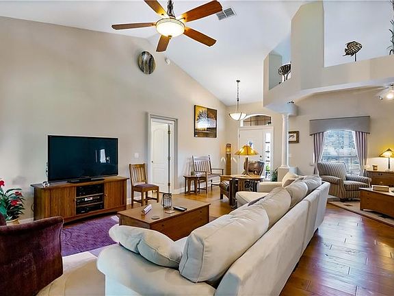 5th image of 10636 Versailles Blvd