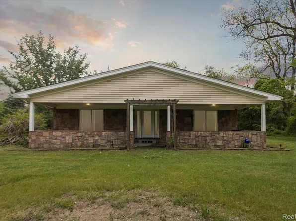 17935 Martinsville Rd, Belleville, MI 48111