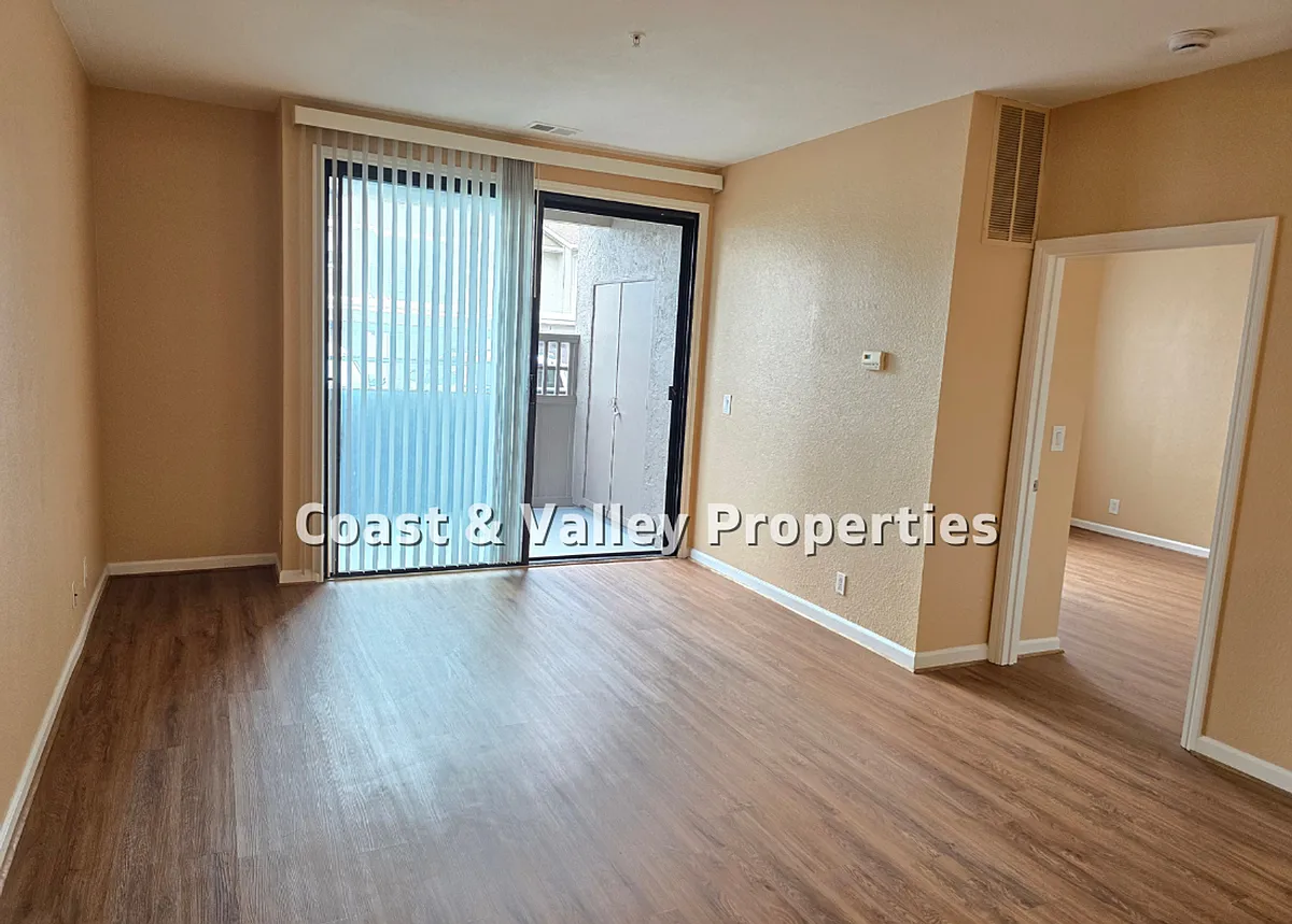 Building Photo - 427 W Laurel Dr #I