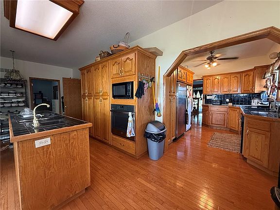4th image of 301 Walnut St