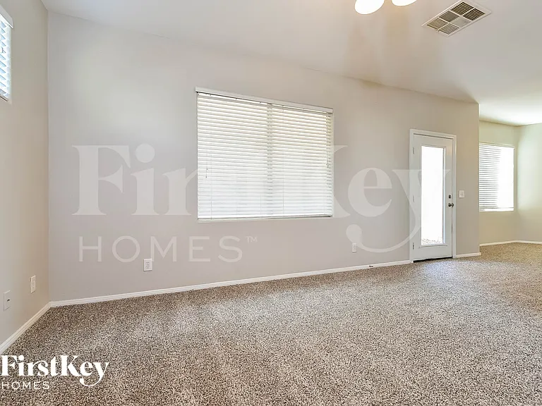 10552 Lessona St — Photo 3
