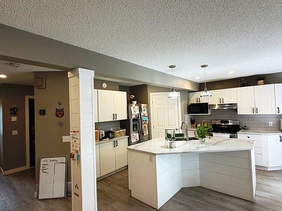 5th image of 50 Valley Ponds Cres NW