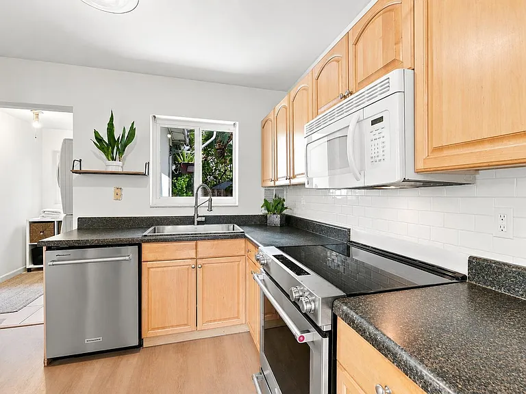 351 SW 13th St — Photo 4