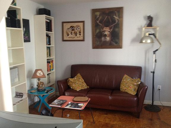 Example of living room furnished, opposite wall