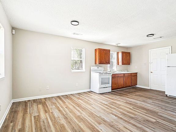 5th image of 206 Sunset Dr