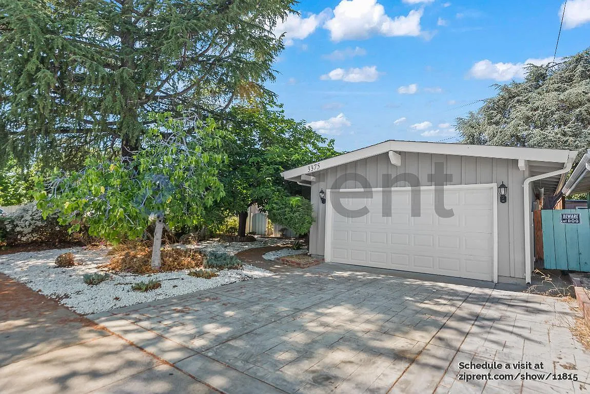 3 bed, 1075 sqft, $4,463 — Photo 3