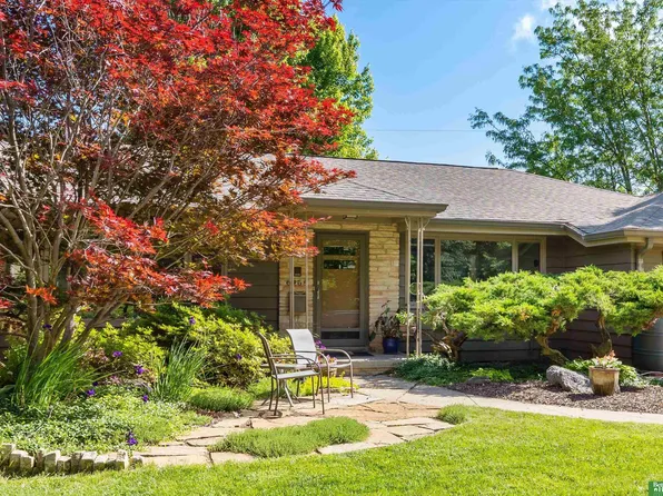 6466 Cuming St, Omaha, NE 68132