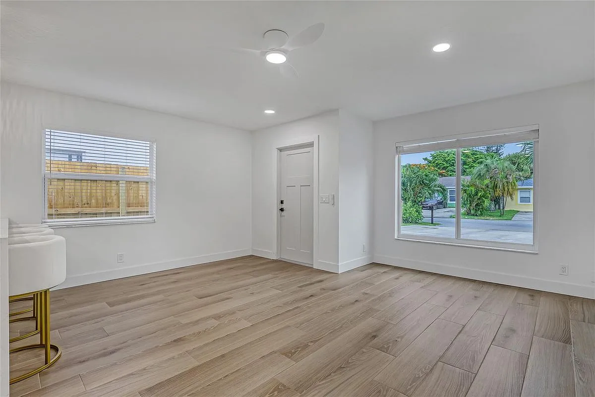2 bed, 1.0 bath, 865 sqft, $2,500 — Photo 2