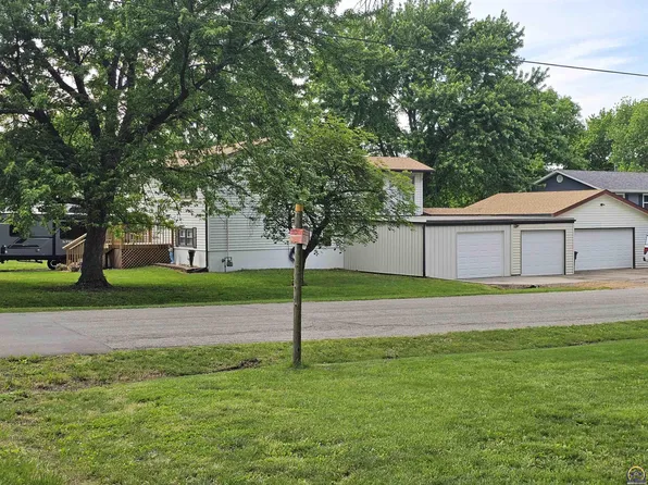 406 W North St, Carbondale, KS 66414