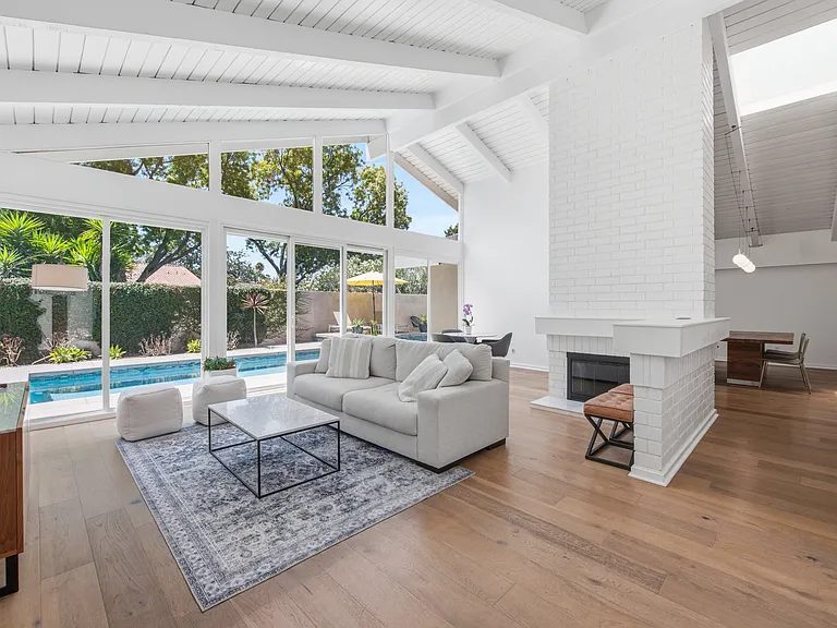 1017 Ashford Ct — Photo 3