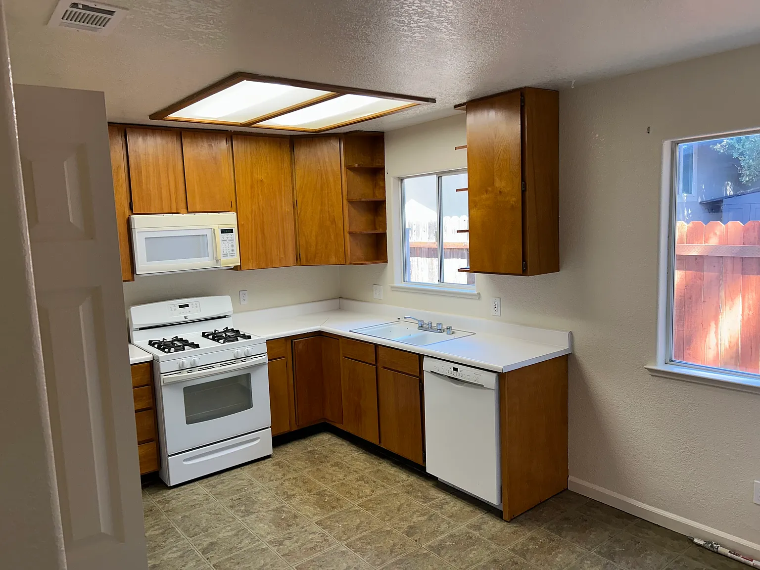 2 bed, 1000 sqft, $1,800 — Photo 3
