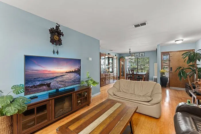 4 bed, 2.5 bath, 1971 sqft, $3,095 — Photo 4