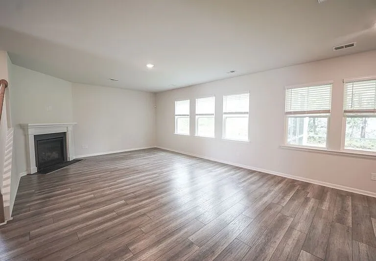 225 Lillian St — Photo 14