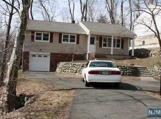 7 Hiawatha Blvd, Oakland, NJ 07436