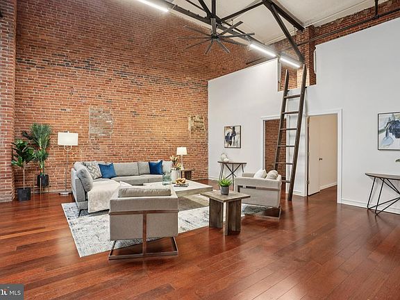 3rd image of 810 N Hancock St APT 11