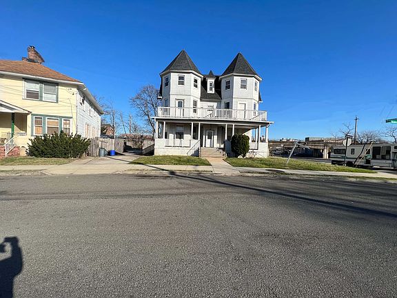 2nd image of 2385 Dickens St