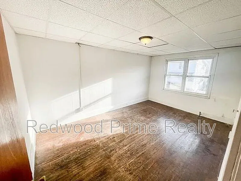 3 bed, 1.0 bath, $900 — Photo 3