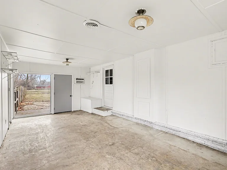 713 NW Black Twig Ln — Photo 4
