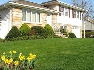 470 S 4th St, Lindenhurst, NY 11757