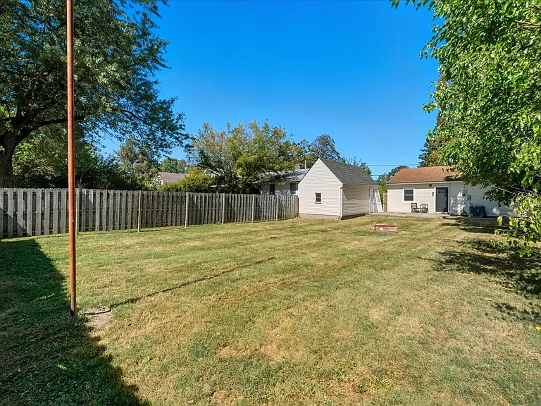710 E Chestnut St — Photo 16