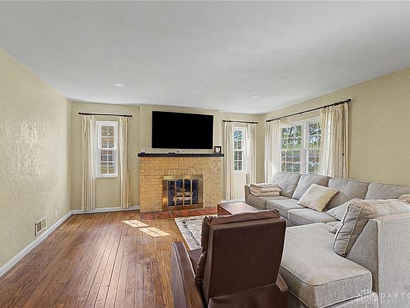 3rd image of 1112 Irving Ave