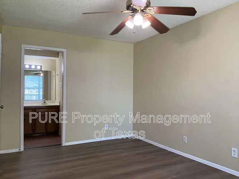 604 Country Aire Dr #B — Photo 12