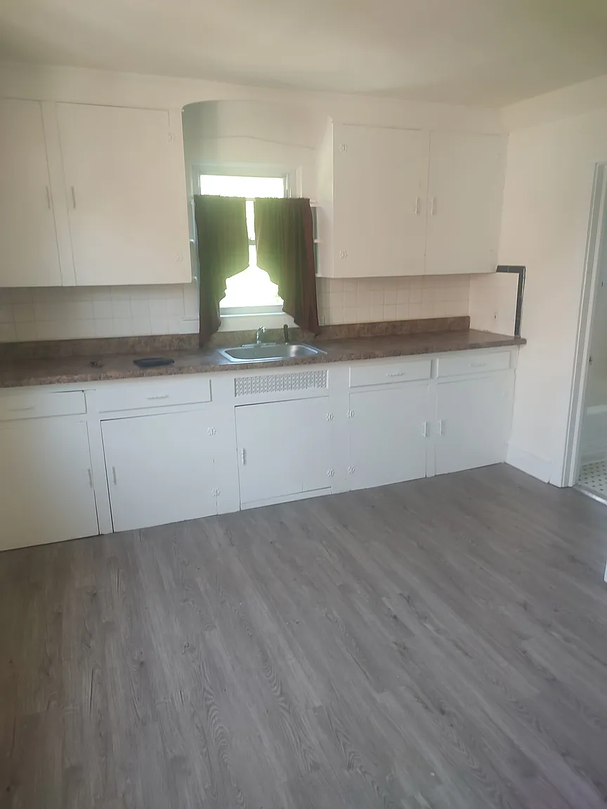 144 N Broadway APT E photo 1