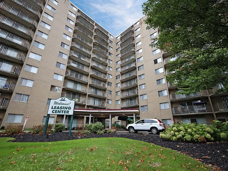 Willoughby Hills Towers — Photo 11