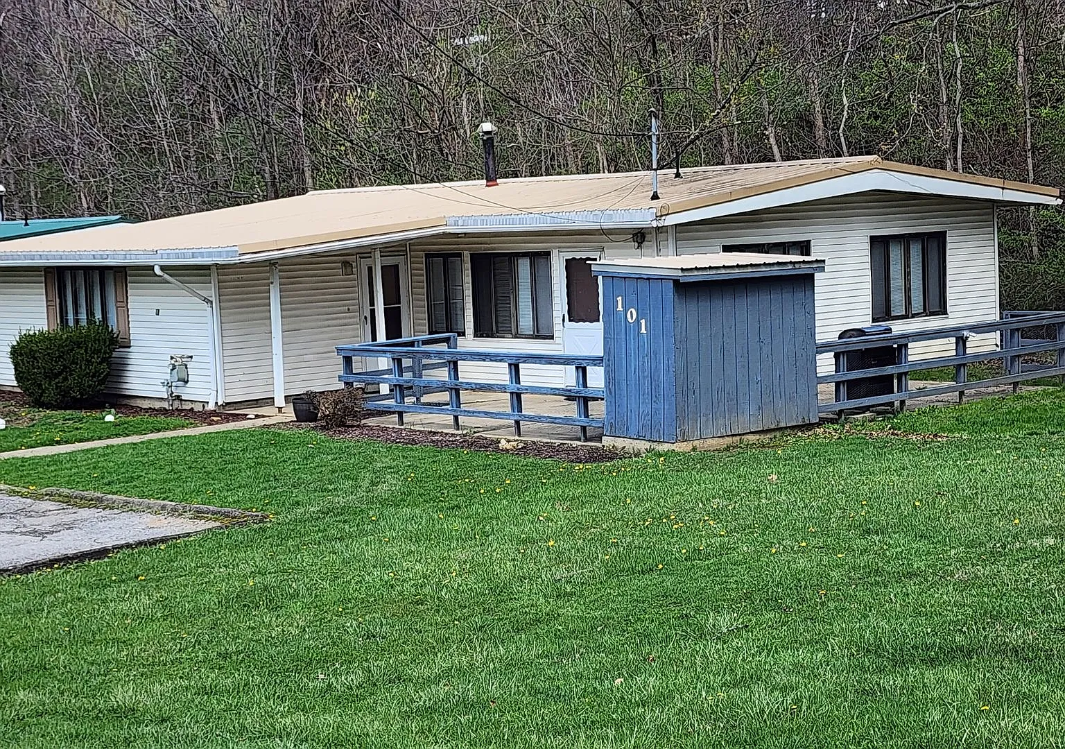 Three bedroom 1.5 house available for rent May 1 2026! — Photo 1