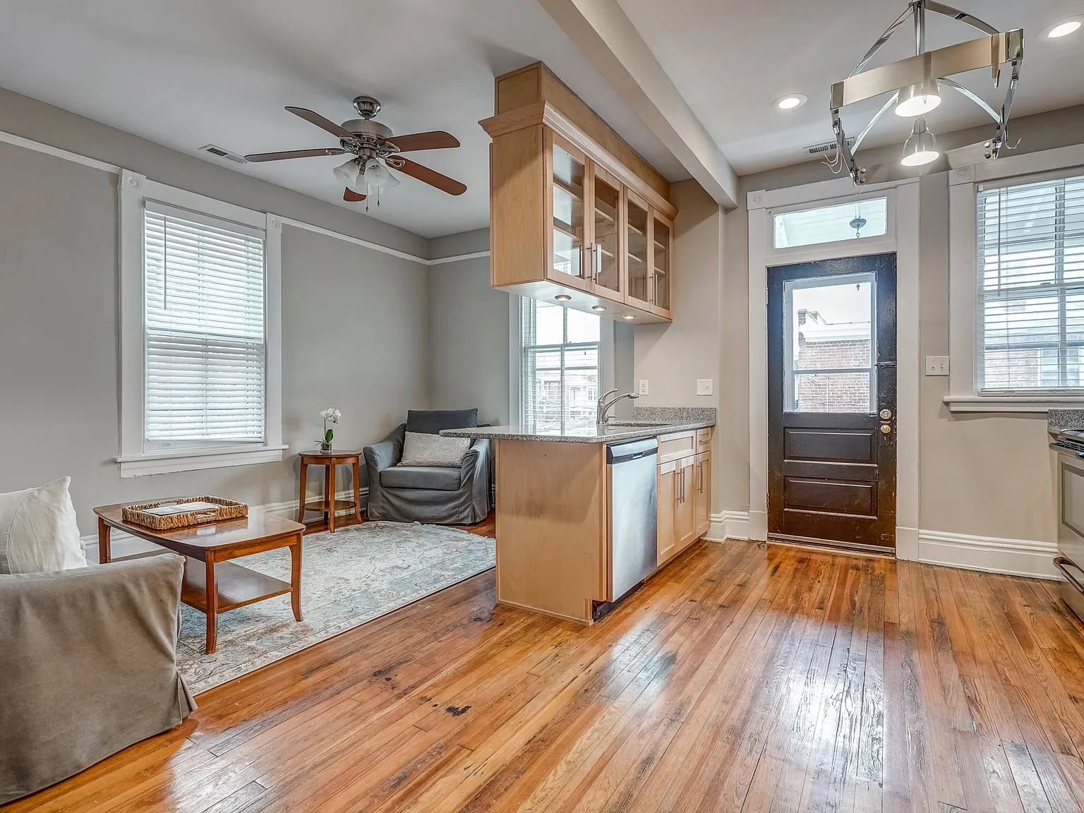 3 bed, 1230 sqft, $3,000 — Photo 1