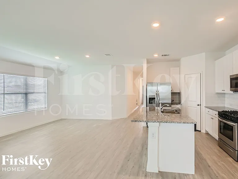 1204 Treehouse Ln — Photo 13