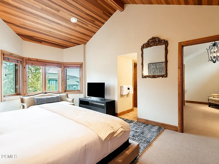 1525 Lakeside Cir — Photo 35