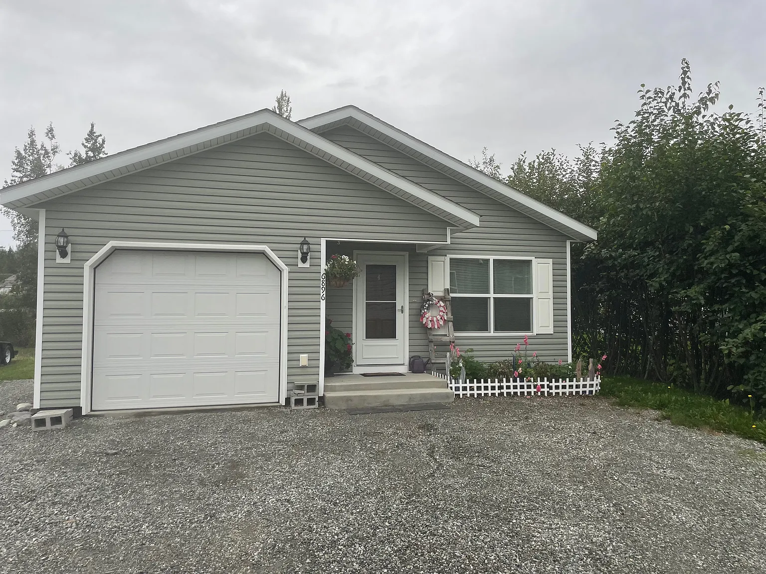 3 bed, 1.5 bath, 1200 sqft, $2,200 — Photo 1