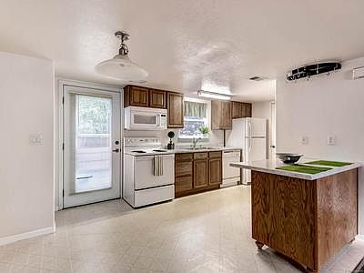 Bright kitchen with lots of windows - door to patio