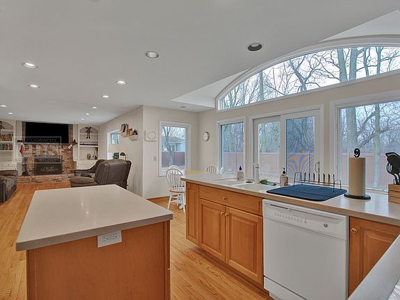 4th image of 1104 Tamarack Ln