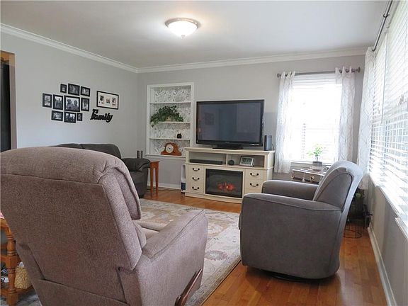 3rd image of 12 Holly Ln