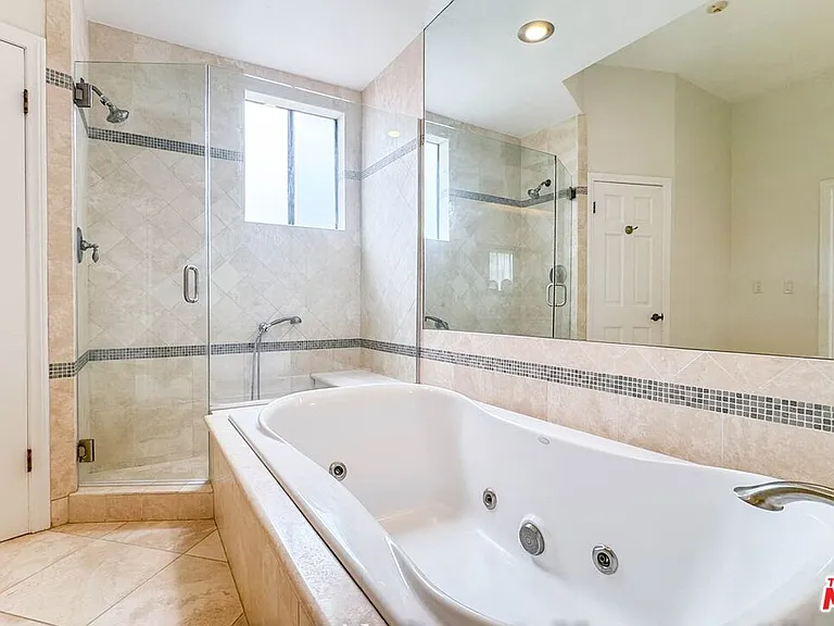 911 5th St #202 — Photo 15