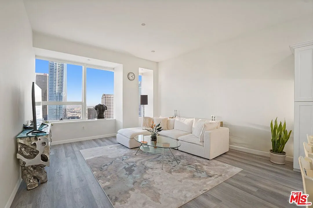 2 bed, 2.0 bath, 1160 sqft, $3,900 — Photo 2