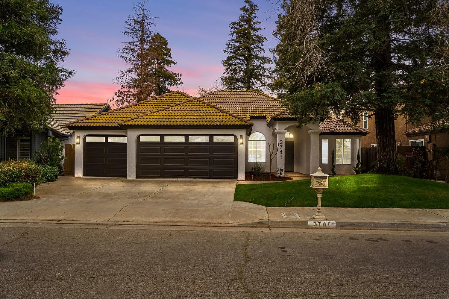 3741 W Tenaya Way photo 1