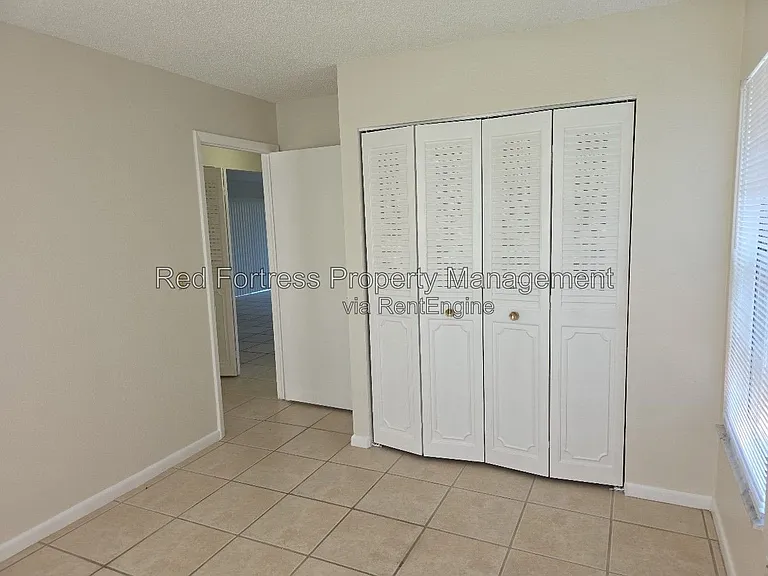 1049 Ridgeway Dr — Photo 9