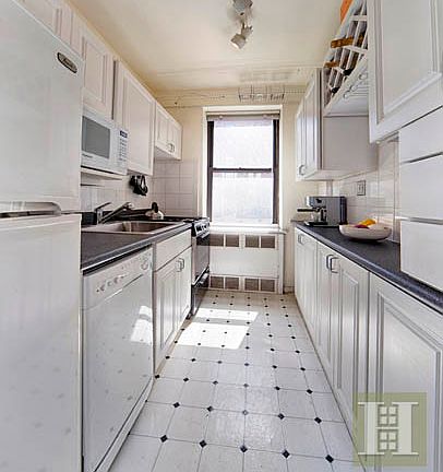 3rd image of 300 W 72nd St APT 2E