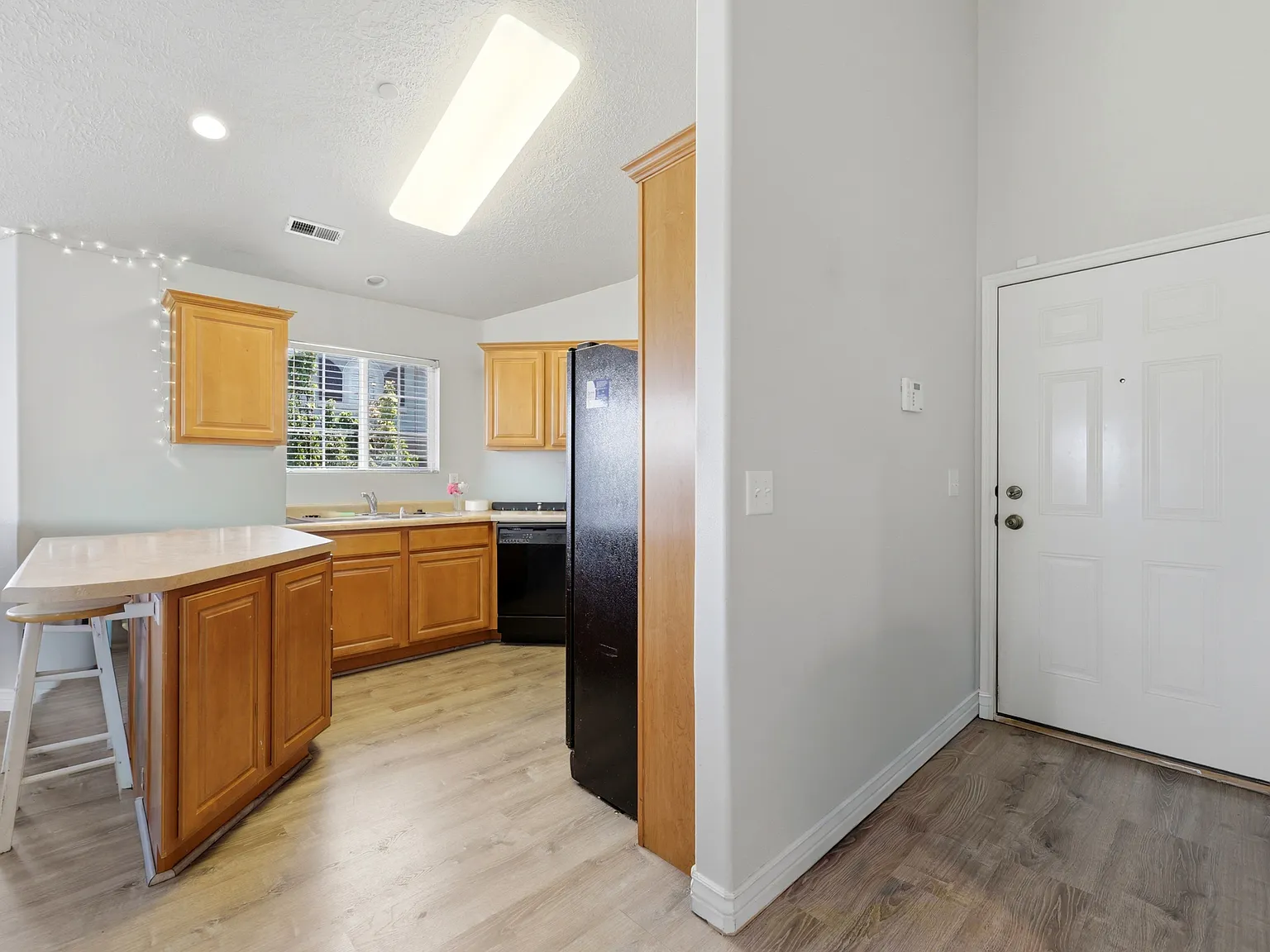 3 bed, 1182 sqft, $2,100 — Photo 4
