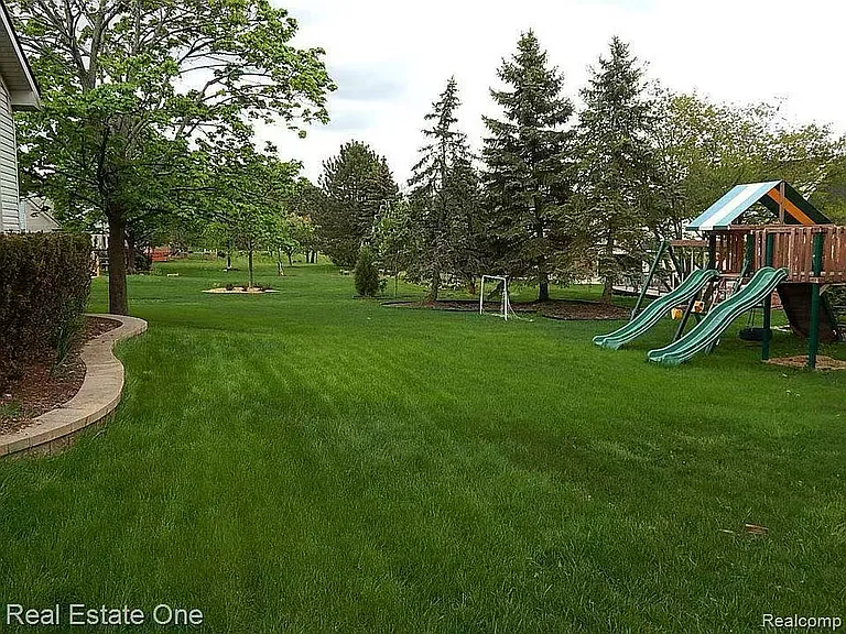 1947 N Fairview Ln — Photo 18