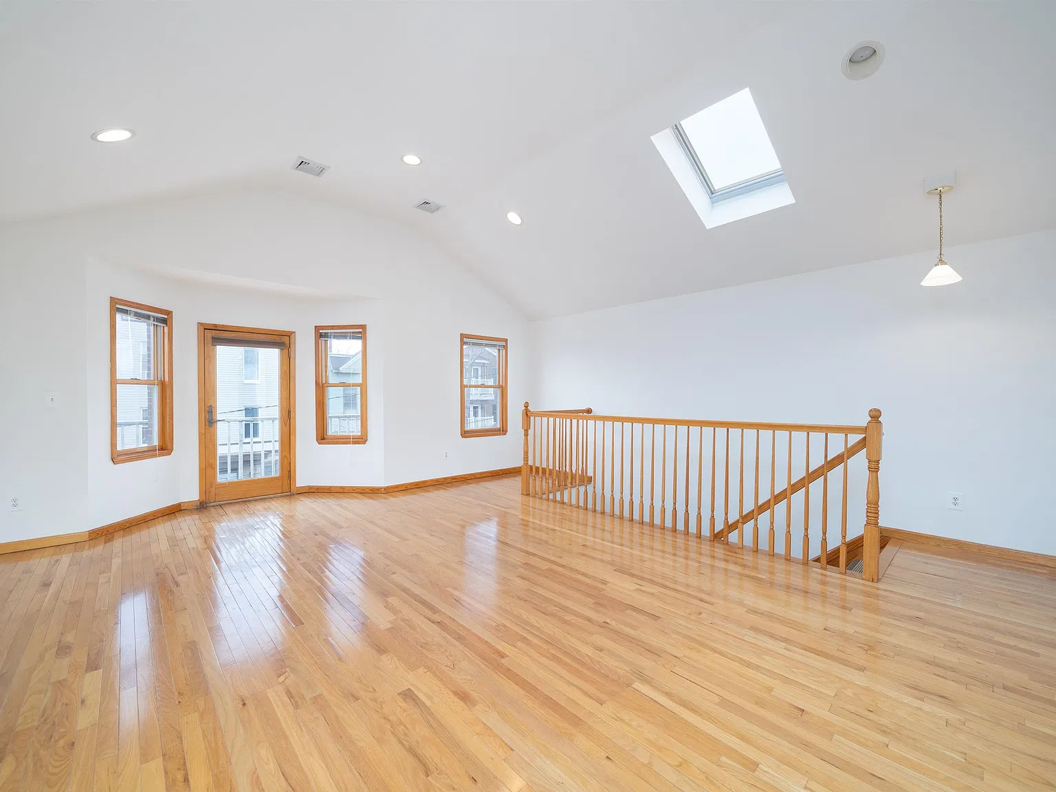 3 bed, 2.0 bath, 1300 sqft, $3,075 — Photo 4