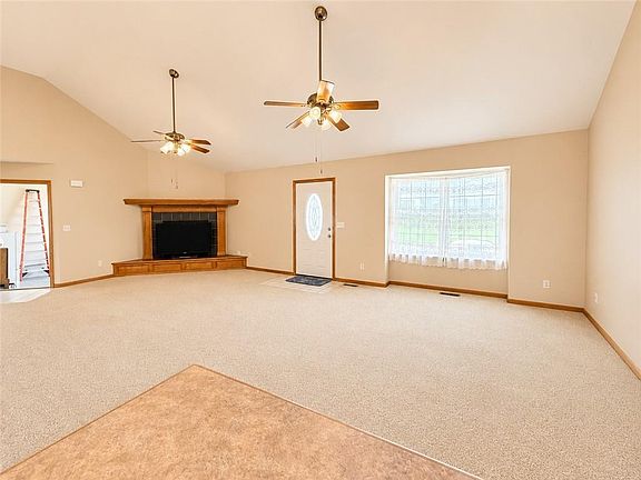3rd image of 809 SW Graystone Dr
