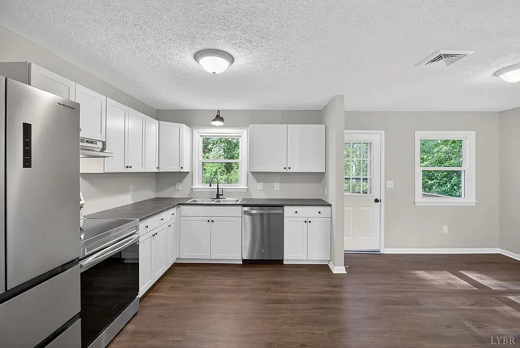3-Bedroom Near Randolph & Liberty! — Photo 3