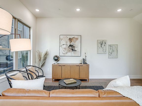 5th image of 2820 Weisenberger St #100