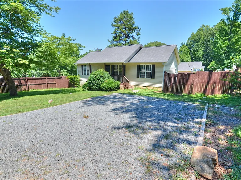 2300 Redbird Ln — Photo 2