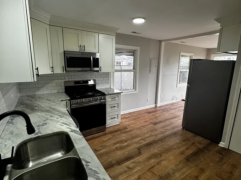 Louise Ave — Photo 1