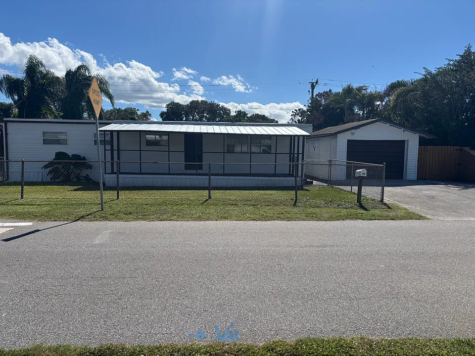 201 Lura Ln